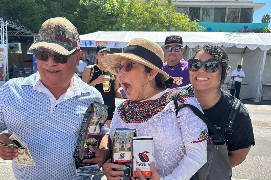 Clientes en el stand de la cafetería durante una feria