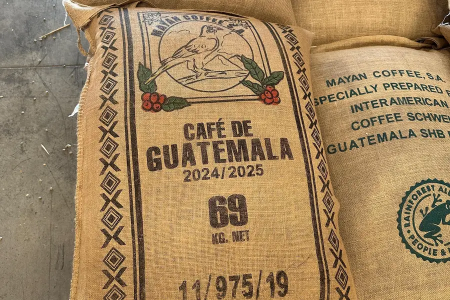 Saco de café verde con la marca Guatemala